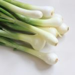 Hvordan dyrke grønn løk på vinduskarmen om vinteren: gartnere avslørte